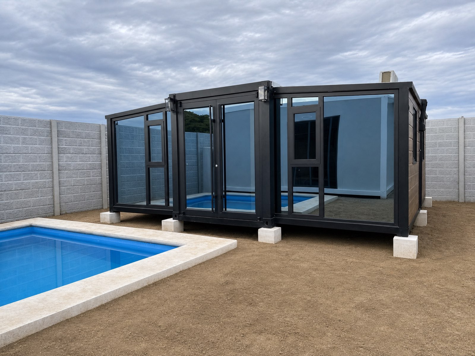Daruma Kuro — casa container de 2 habitaciones con paredes de vidrio junto a la piscina, Daruma Jacó