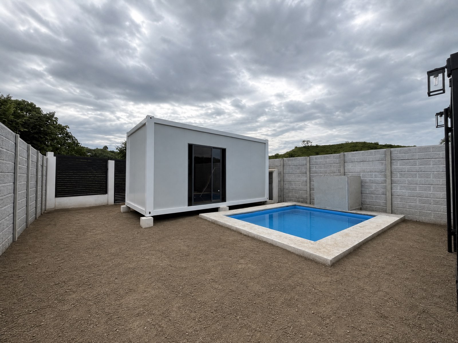 Daruma Shiro — studio container blanco junto a la piscina, Daruma Jacó